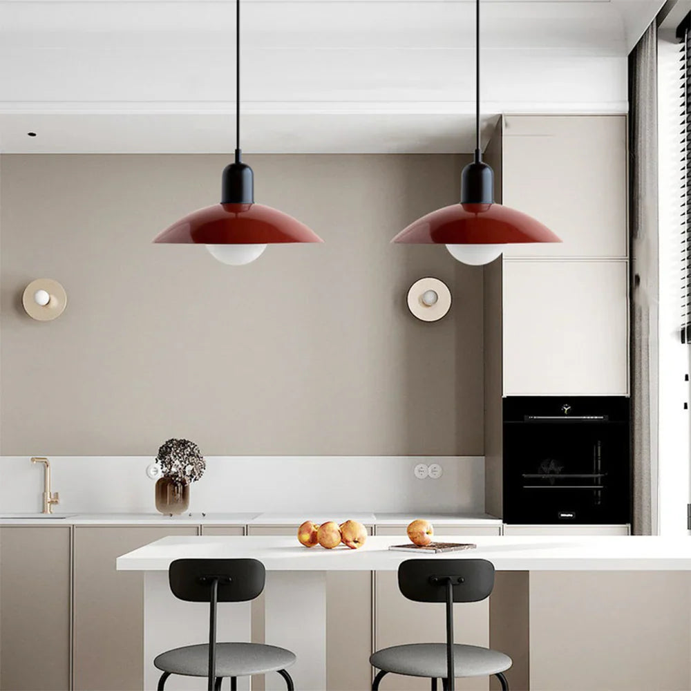 Moderne pendellampe med tofarvet design og Bauhaus-metalskærm