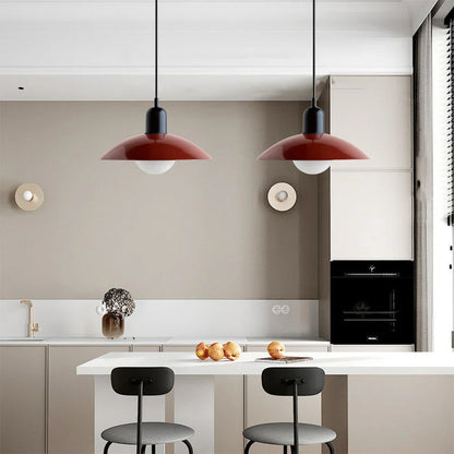 Moderne pendellampe med tofarvet design og Bauhaus-metalskærm