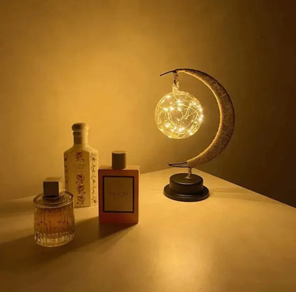 Stemningsfuld LED-bordlampe med glaskugle og halvmåne