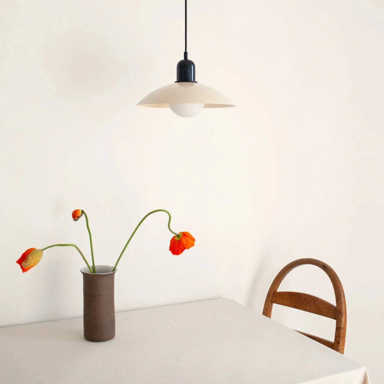 Moderne pendellampe med tofarvet design og Bauhaus-metalskærm