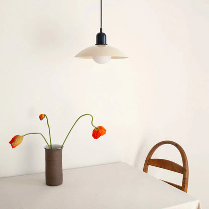 Moderne pendellampe med tofarvet design og Bauhaus-metalskærm