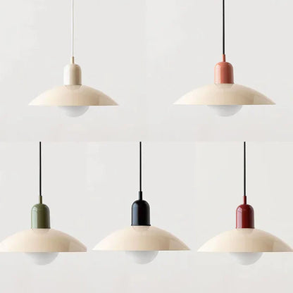 Moderne pendellampe med tofarvet design og Bauhaus-metalskærm