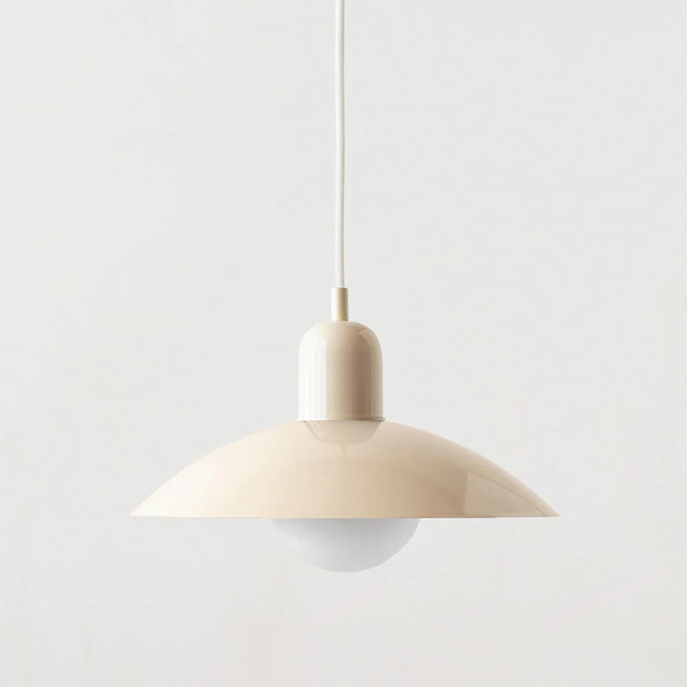 Moderne pendellampe med tofarvet design og Bauhaus-metalskærm