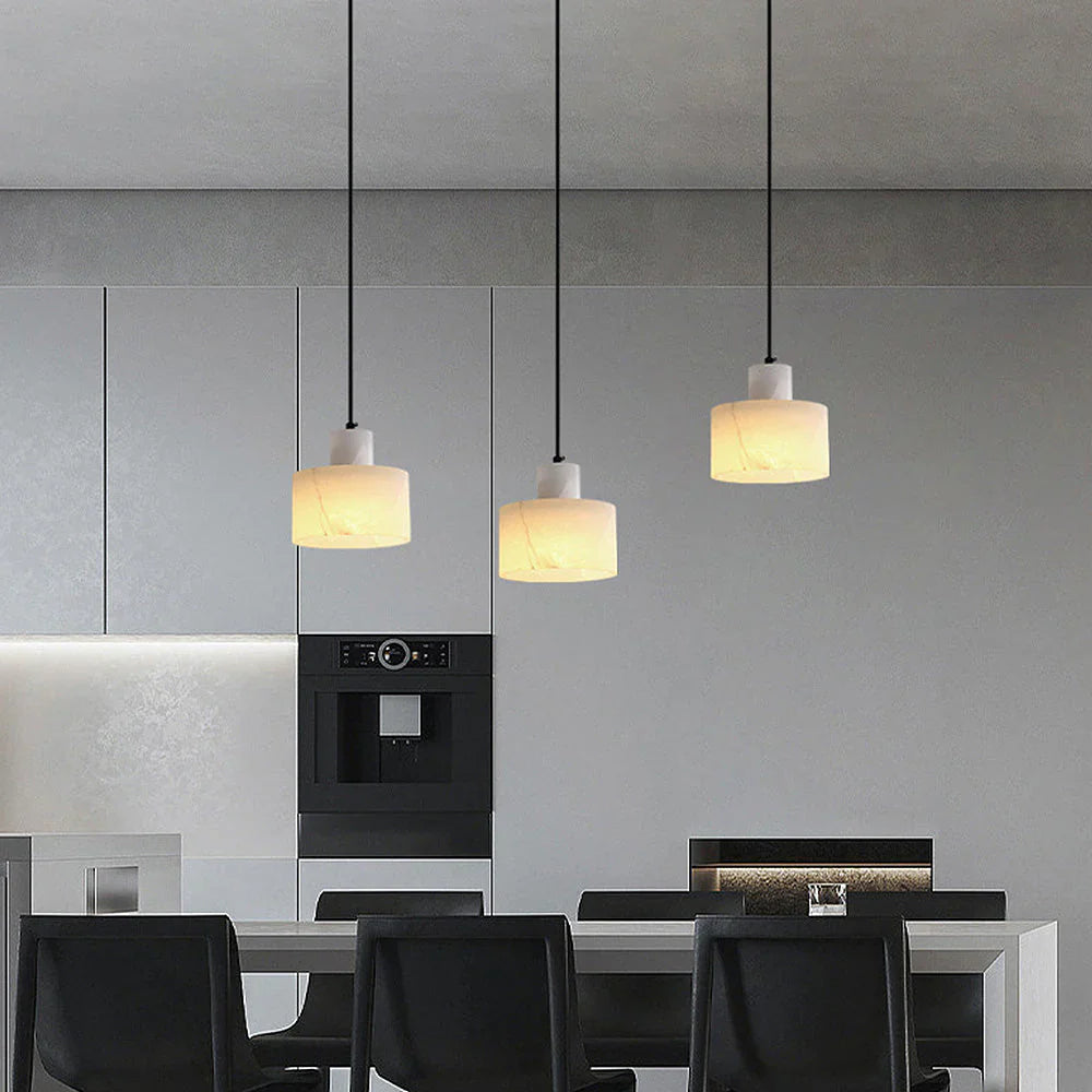 Pendellampe med Marmorkuppel – Minimalistisk Elegance