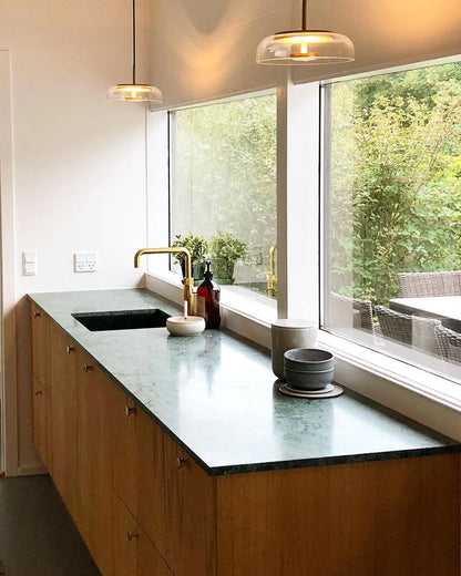 Moderne pendellampe med glasskærm