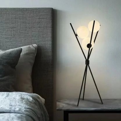 Designer LED Gulvlampe med Månekugleskærme – Bord- og Gulvlampe på Trefod