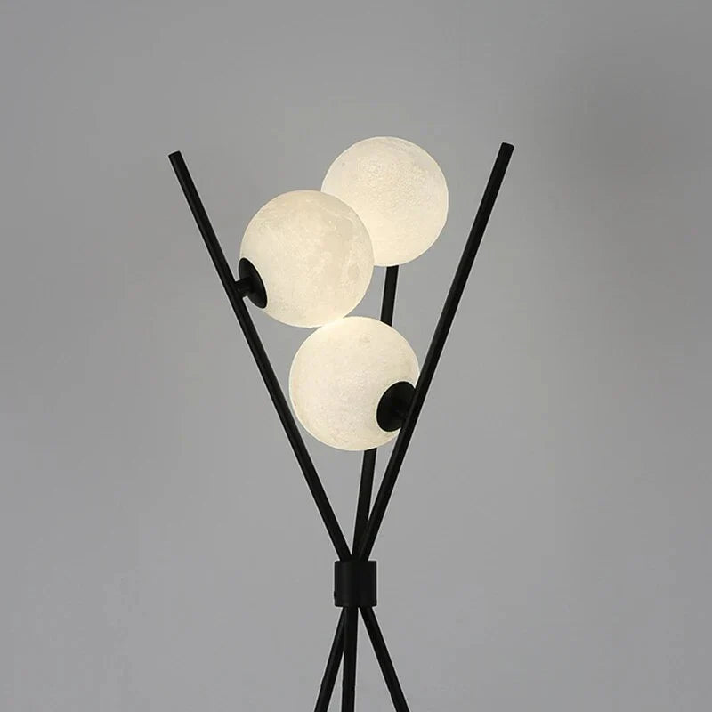 Designer LED Gulvlampe med Månekugleskærme – Bord- og Gulvlampe på Trefod