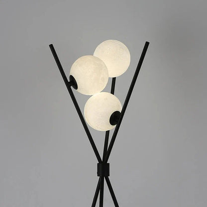 Designer LED Gulvlampe med Månekugleskærme – Bord- og Gulvlampe på Trefod