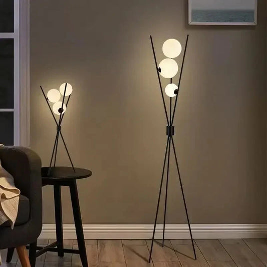 Designer LED Gulvlampe med Månekugleskærme – Bord- og Gulvlampe på Trefod