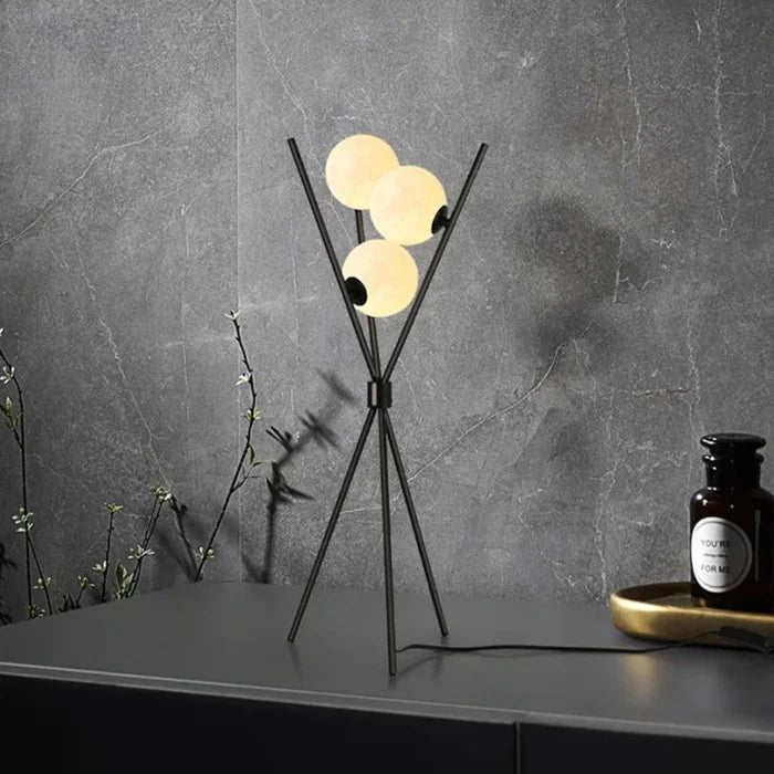 Designer LED Gulvlampe med Månekugleskærme – Bord- og Gulvlampe på Trefod