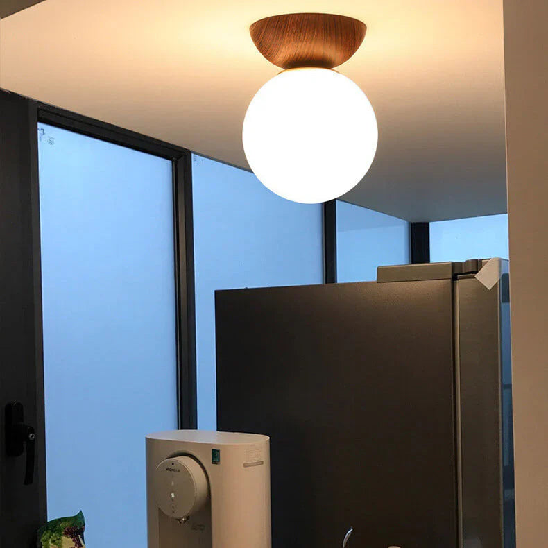 Moderne loftlampe i japansk stil med træbund – minimalistisk kugle