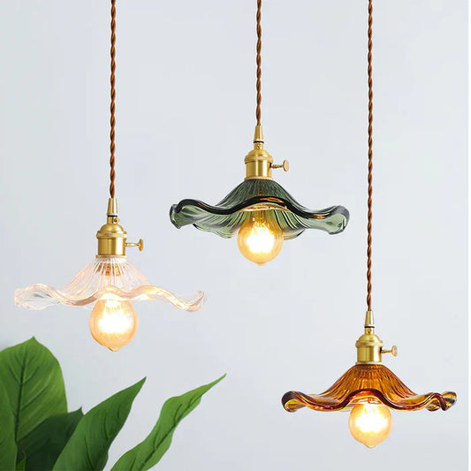 Vintage pendellampe med blomstermotiv og bølget glasskærm