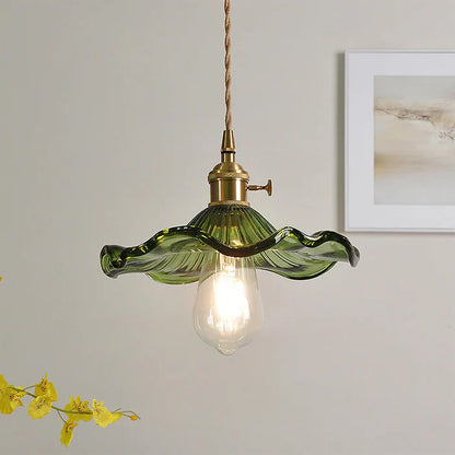 Vintage pendellampe med blomstermotiv og bølget glasskærm