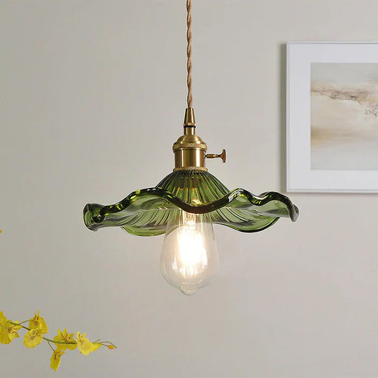 Vintage pendellampe med blomstermotiv og bølget glasskærm