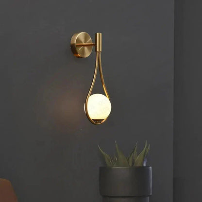Moderne væglampe med kugleformet lampeskærm og LED