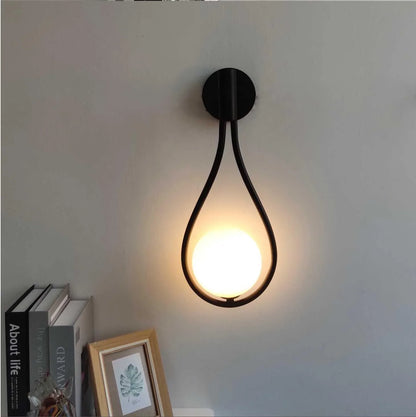 Moderne væglampe med kugleformet lampeskærm og LED
