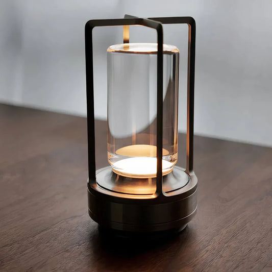 Moderne LED-bordlampe med touch-funktion og elegant metalramme