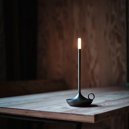 Minimalistisk LED bordlampe med touch-betjening i lysestageinspireret design
