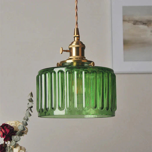 Glaspendel i vintage-stil med rillet skærm og gyldne detaljer
