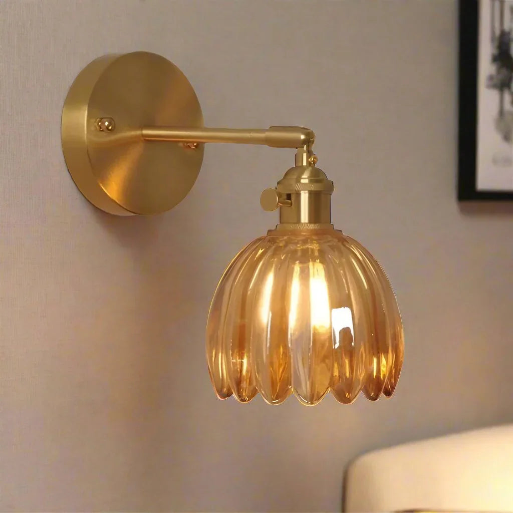 Retro væglampe med tulipanformet glasskærm og guldfinish