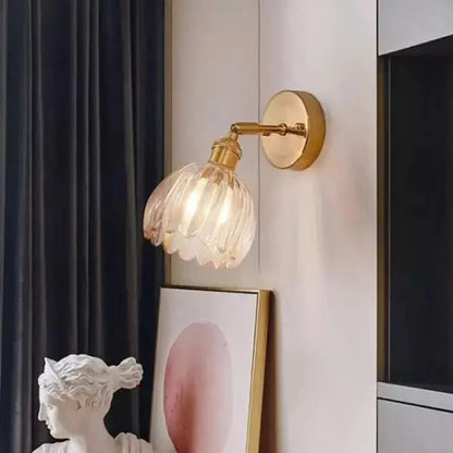 Retro væglampe med tulipanformet glasskærm og guldfinish