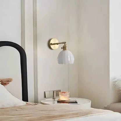 Retro væglampe med tulipanformet glasskærm og guldfinish