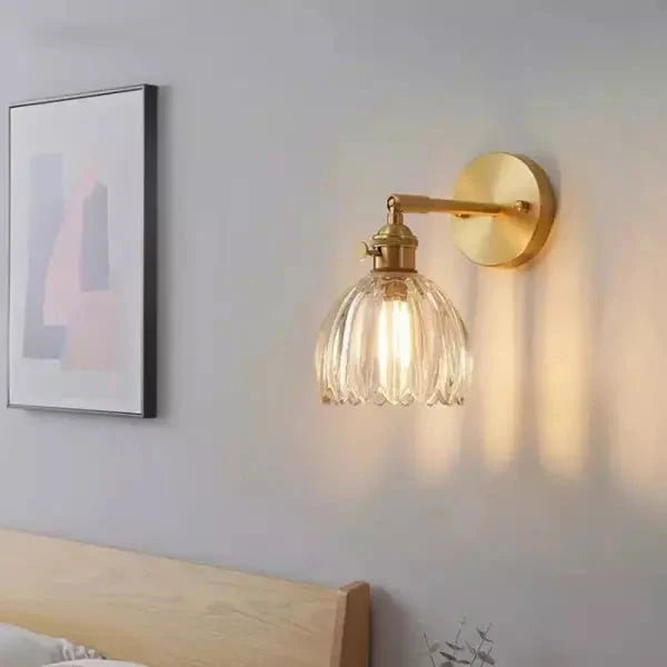 Retro væglampe med tulipanformet glasskærm og guldfinish