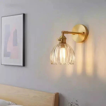 Retro væglampe med tulipanformet glasskærm og guldfinish