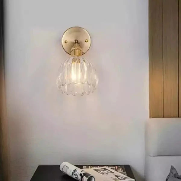 Retro væglampe med tulipanformet glasskærm og guldfinish