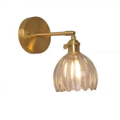 Retro væglampe med tulipanformet glasskærm og guldfinish