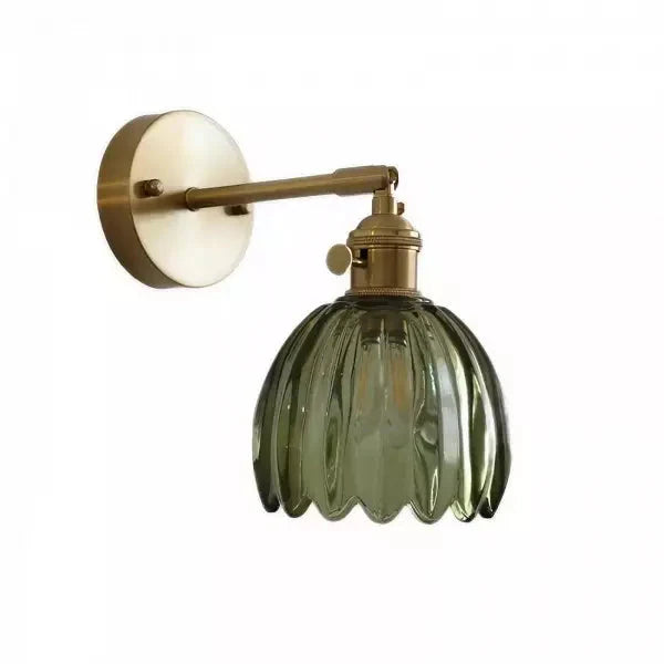 Retro væglampe med tulipanformet glasskærm og guldfinish