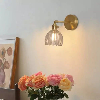 Retro væglampe med tulipanformet glasskærm og guldfinish
