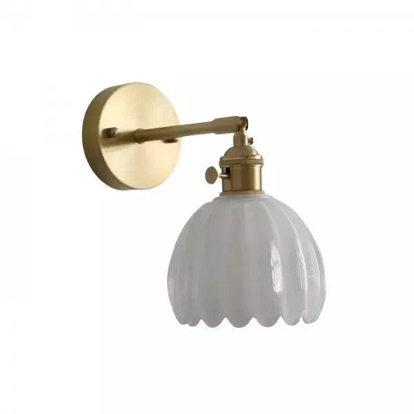 Retro væglampe med tulipanformet glasskærm og guldfinish