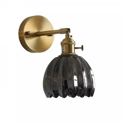 Retro væglampe med tulipanformet glasskærm og guldfinish
