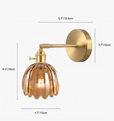 Retro væglampe med tulipanformet glasskærm og guldfinish
