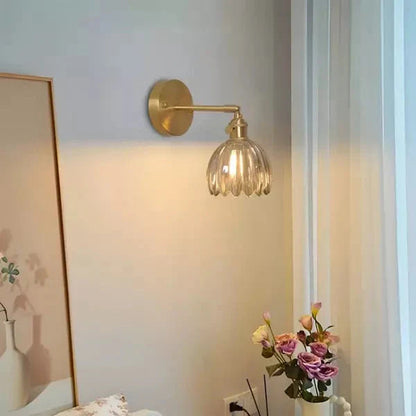 Retro væglampe med tulipanformet glasskærm og guldfinish