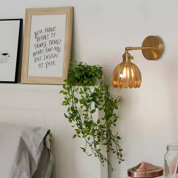 Retro væglampe med tulipanformet glasskærm og guldfinish