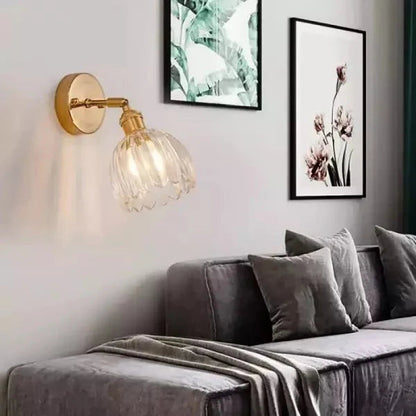 Retro væglampe med tulipanformet glasskærm og guldfinish