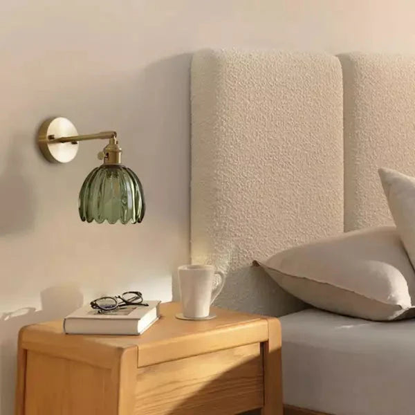Retro væglampe med tulipanformet glasskærm og guldfinish