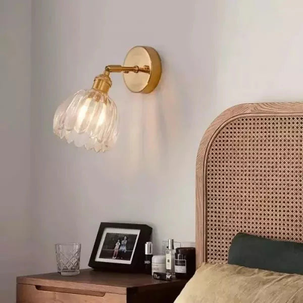 Retro væglampe med tulipanformet glasskærm og guldfinish