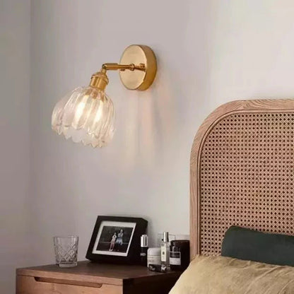 Retro væglampe med tulipanformet glasskærm og guldfinish