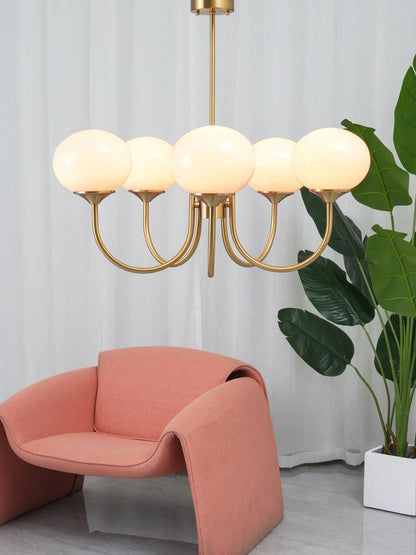 Lysekrone i retro glamour-stil med kugleformede skærme