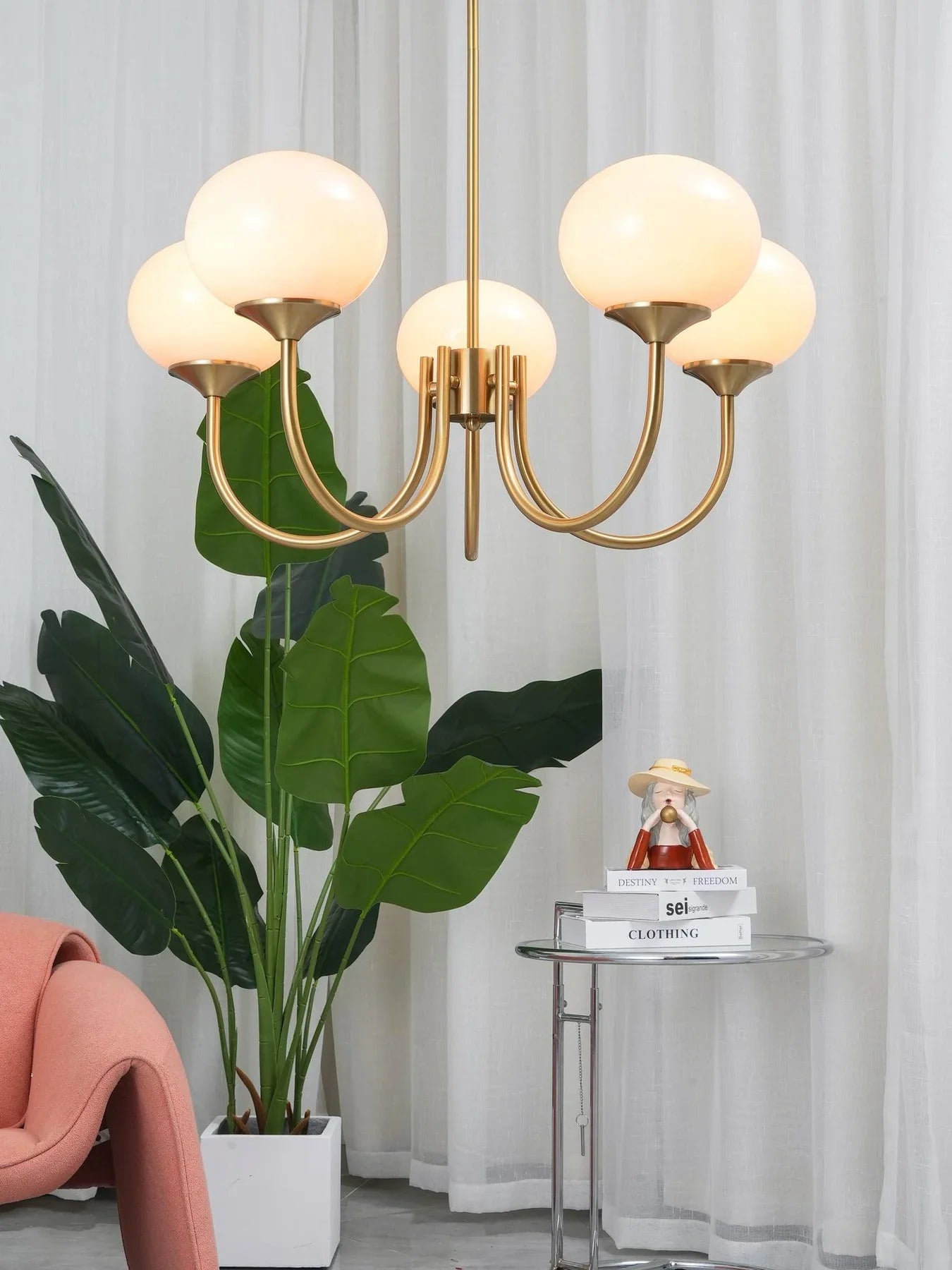 Lysekrone i retro glamour-stil med kugleformede skærme
