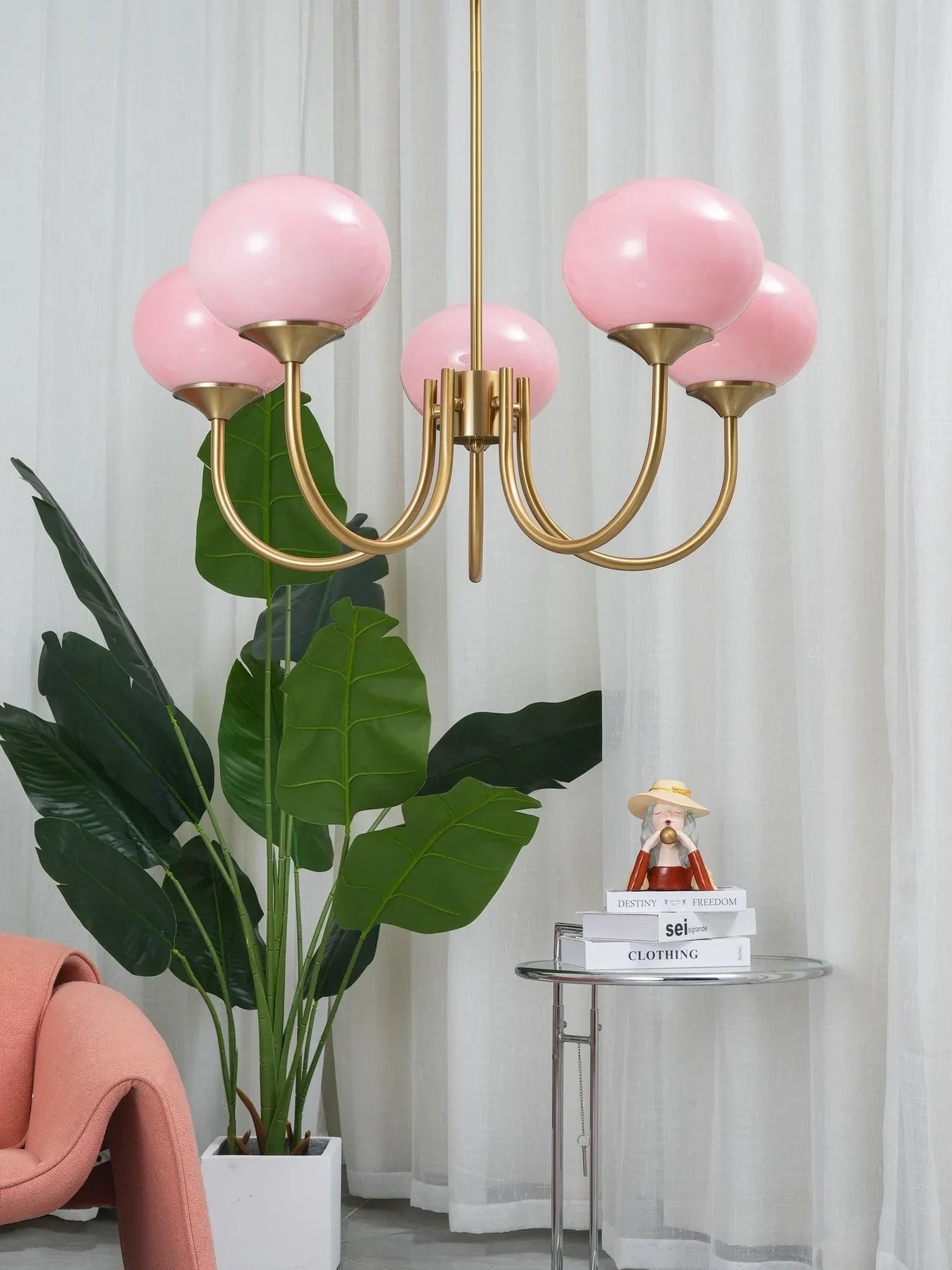 Lysekrone i retro glamour-stil med kugleformede skærme
