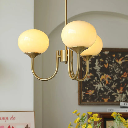 Lysekrone i retro glamour-stil med kugleformede skærme