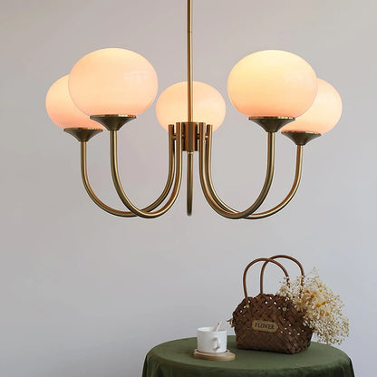 Lysekrone i retro glamour-stil med kugleformede skærme