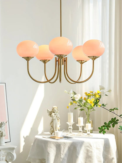 Lysekrone i retro glamour-stil med kugleformede skærme