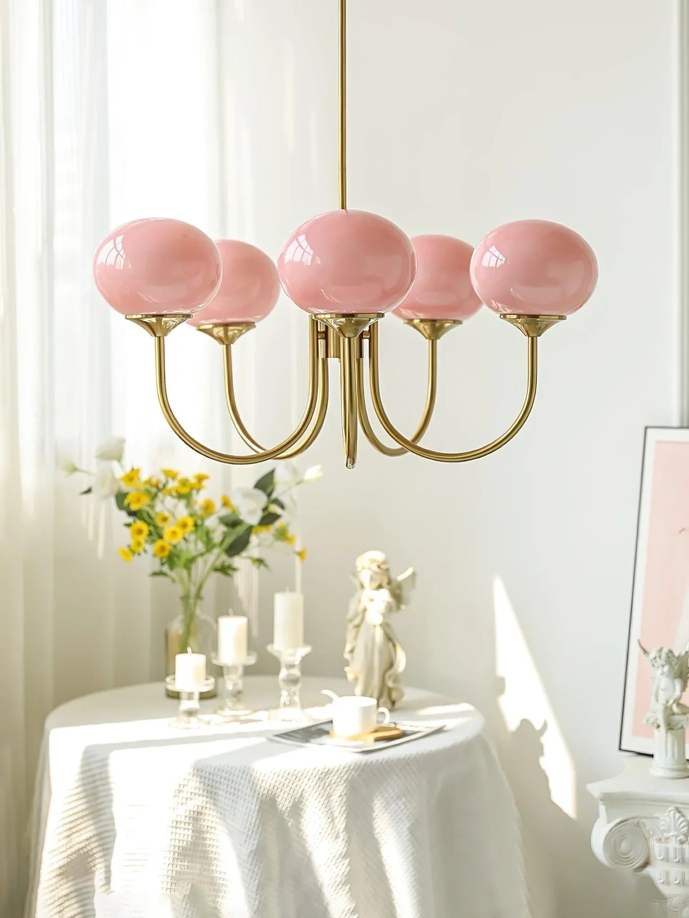 Lysekrone i retro glamour-stil med kugleformede skærme