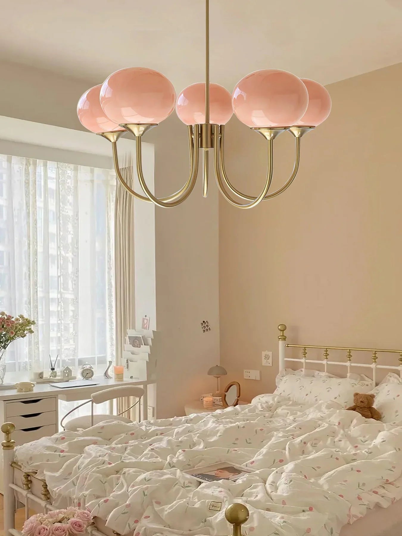 Lysekrone i retro glamour-stil med kugleformede skærme