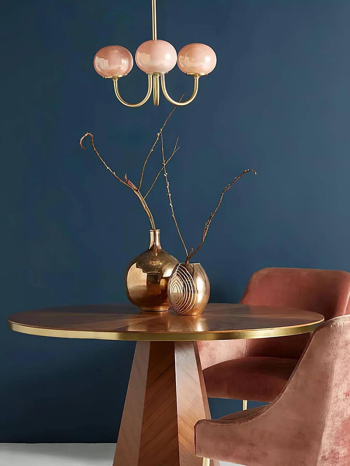 Lysekrone i retro glamour-stil med kugleformede skærme